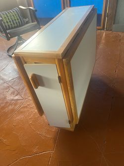Table folding/nesting w 4 chairs