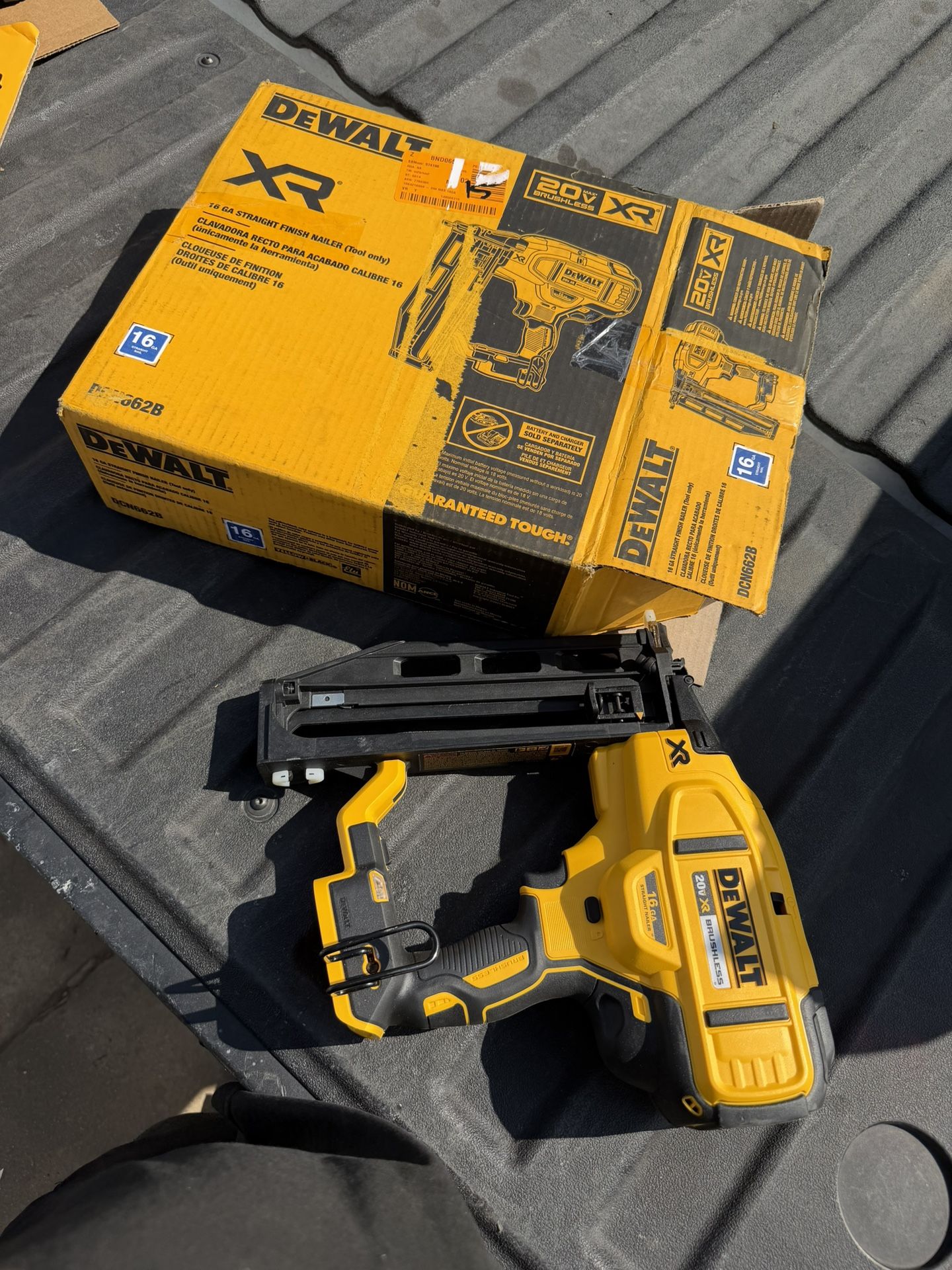 DEWALT 20V MAX XR 16-Gauge Lithium-Ion Cordless Finish Nailer (Tool Only