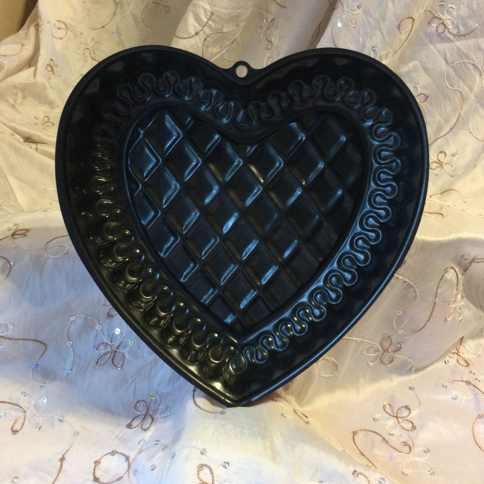 VINTAGE * NORDIC WARE QUILTED HEART CAKE PAN