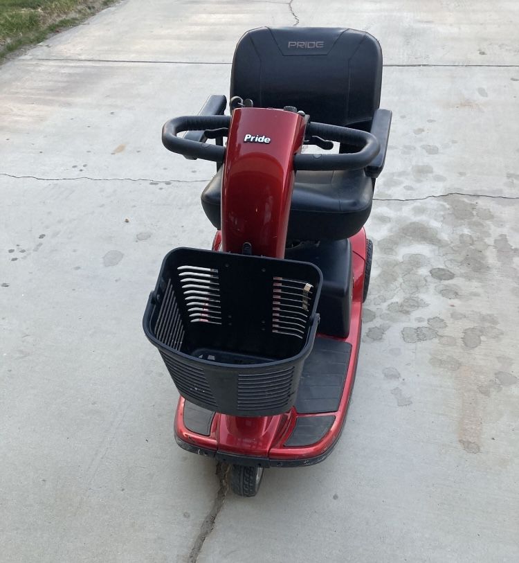 Victory 9 • Pride • 3 Wheel Power Scooter Good Condition $2000 brand new ! Get it for a great price !