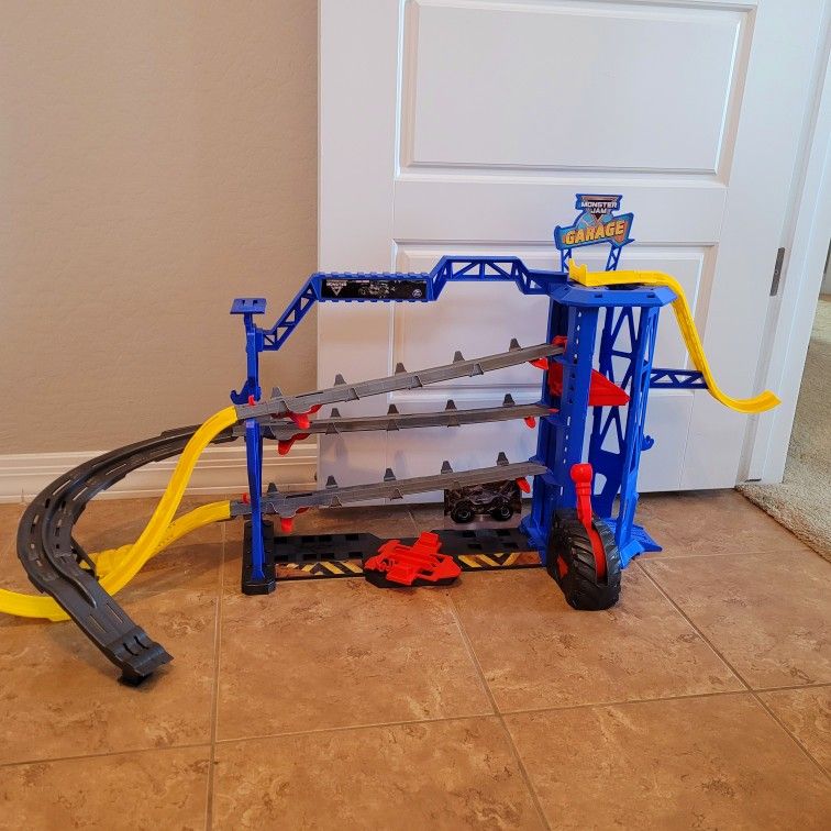 Monster Jam Garage Playset (does not come with a truck)