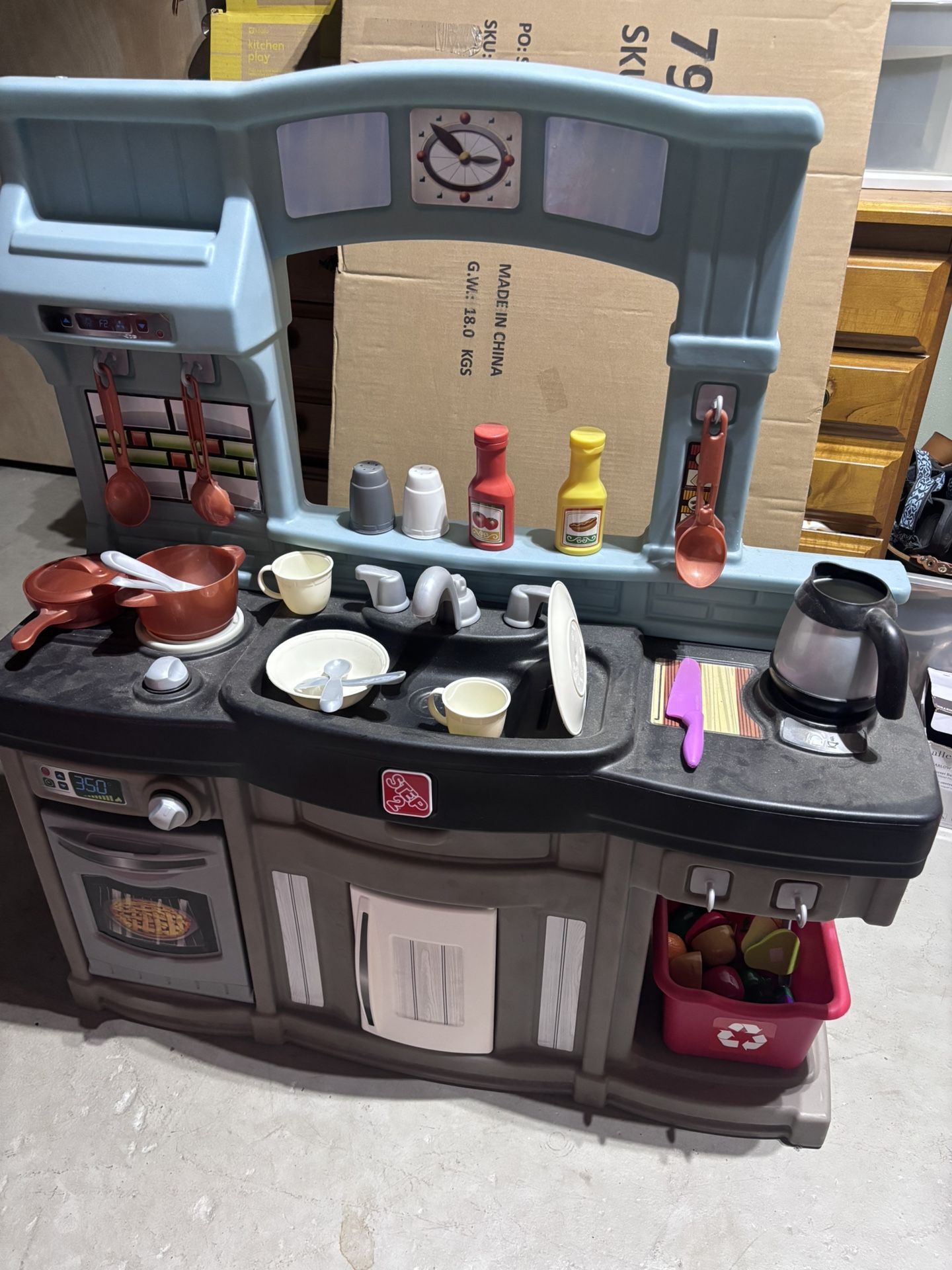 Step 2 Childern Play Kitchen