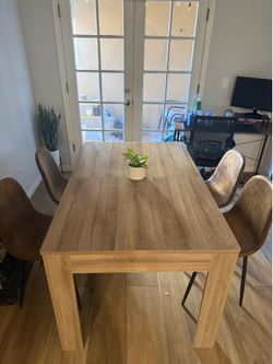 Extendable dining room table w chairs