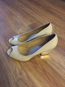 Nine West women’s size US 8.5 beige open toe wedges