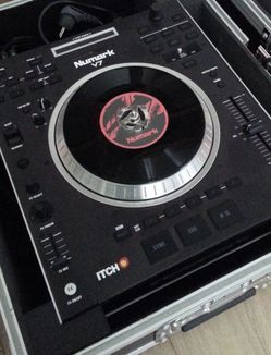 2 NUMARK V7