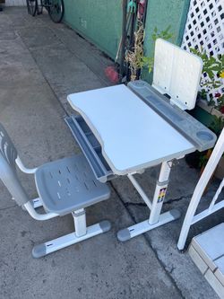Escritorio. Con silla para niños.