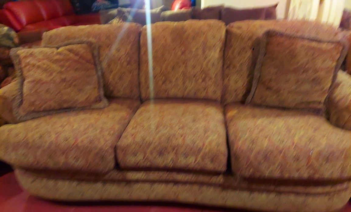 Mathis Brothers Broyhill Couch Excellent Condition Very Comfortable Pillows Included Can Deliver Okc Area 30
