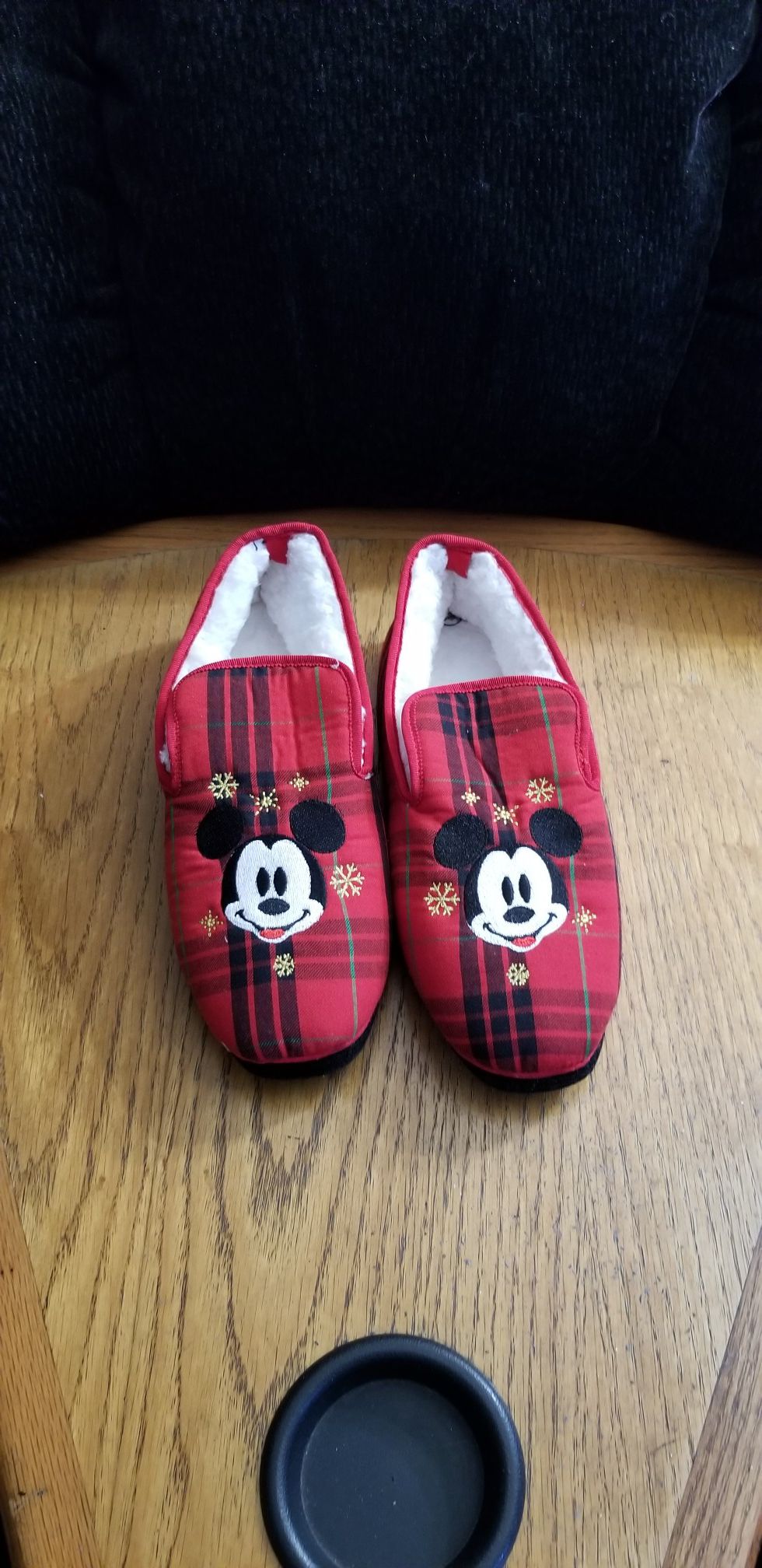 NEW Mickey Mouse Holiday Soft Slippers Shoes. Women's size 8