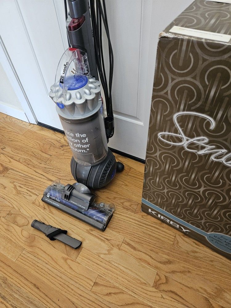 New Cond DYSON ANIMAL VACUUM WORKS EXCELLENT, ALL ATTACHMENT , WORKS EXCELLENT , IN THE BOX