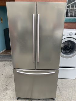 Nevera Samsung 33” freezer a bajo