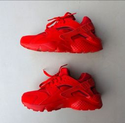 Nike Huarache Triple Red Size 6 youth

Boys/Girls