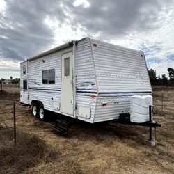2000. Prowler Travel Trailer RV 22-Foot.