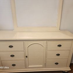 Dresser With Mirror And Headboard 