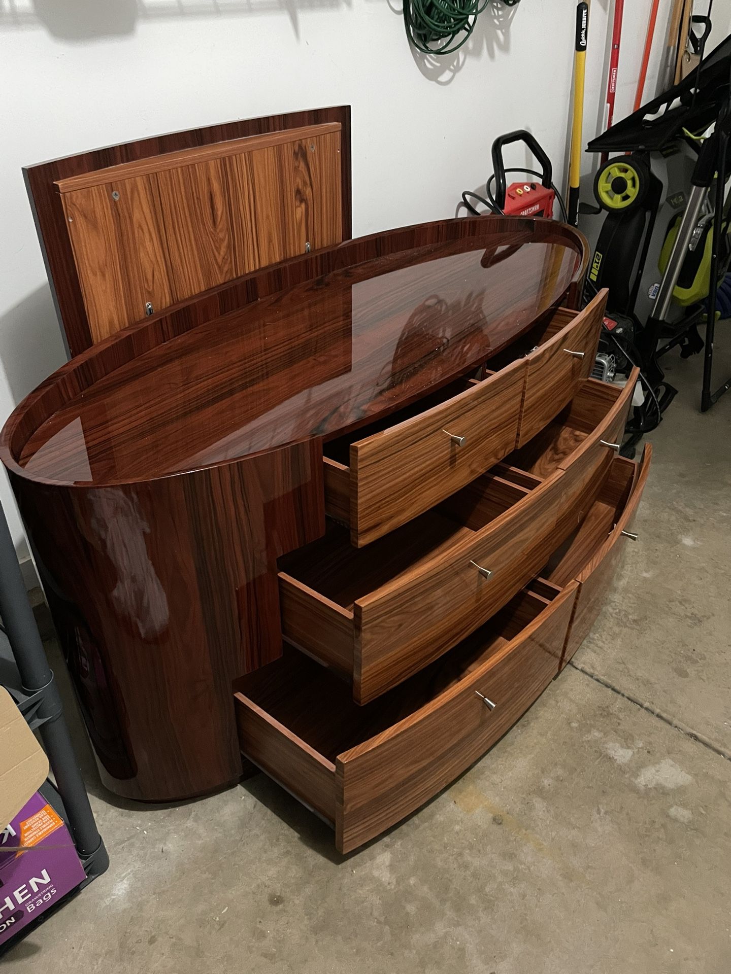 Dresser With Mirror
