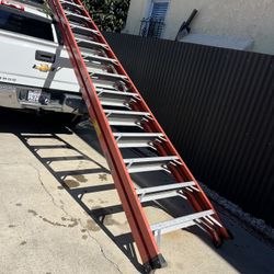 Escalera de 14 pies de fibra de vidrio doble, su vida, casi nueva, buena marca