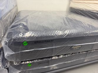 KING SIZE SIMMONS BEAUTYREST BLACK SERIES 3 (PLUSH) PILLOW TOP MATTRESS & BOX SPRINGS BED SET