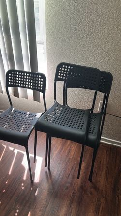 4 kitchen chairs and table