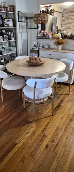 Round Dining extendable Table 47"-63" with 4 Boucle Chairs