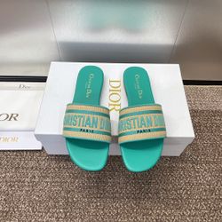 Fashionable women's slippers
