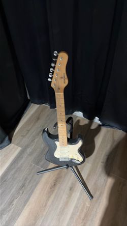 Behringer Strat-style Electric Guitar in Glossy Black/Cream & Maple Neck