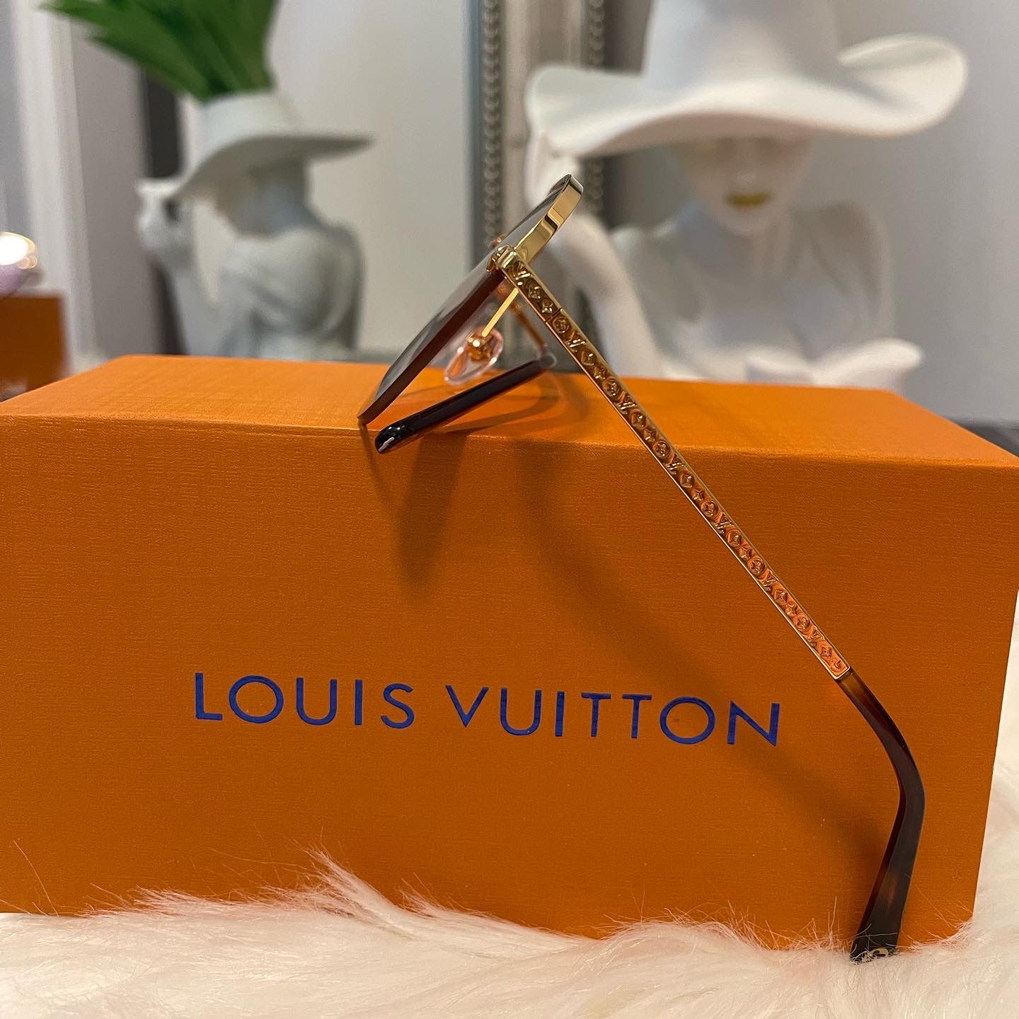 LOUIS VUITTON SUNGLASSES- Pink-woman for Sale in Bedford