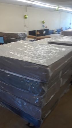 12" THICK CALKING OR KING MEMORY GEL MATRESS & BOX SPRING