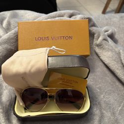 Sunglasses Louis Vuitton (Authentic) Z0340U