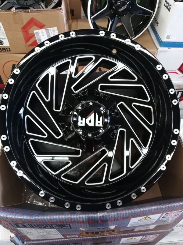 17 inch 6x135/6x139.7 black and Mac wheels and tires for Toyota Nissan