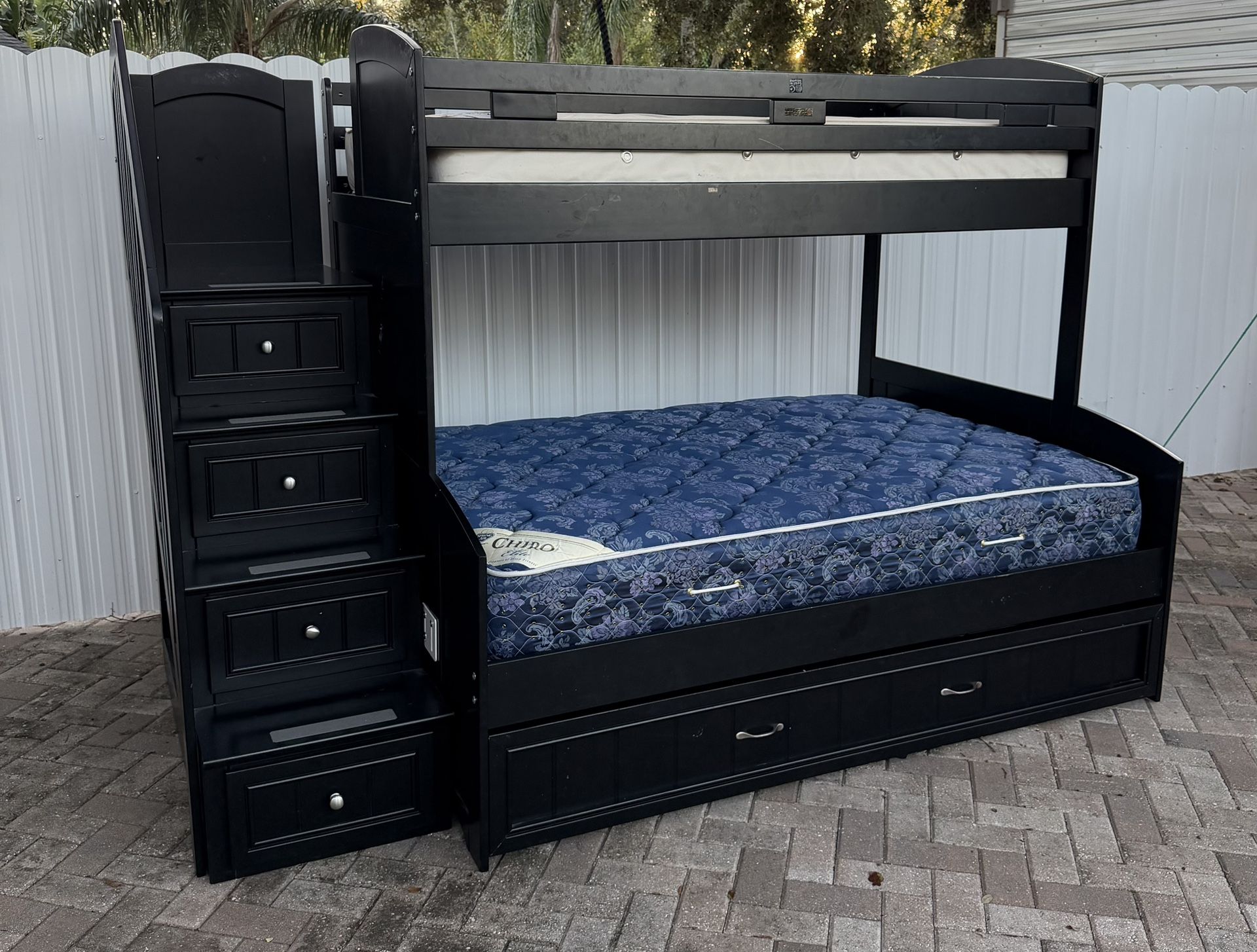 Rooms To Go. Bunk bed Color Black.Twin over Full And a trundle bed. (Mattresses included). I can deliver for an additional cost!! Price 300$.