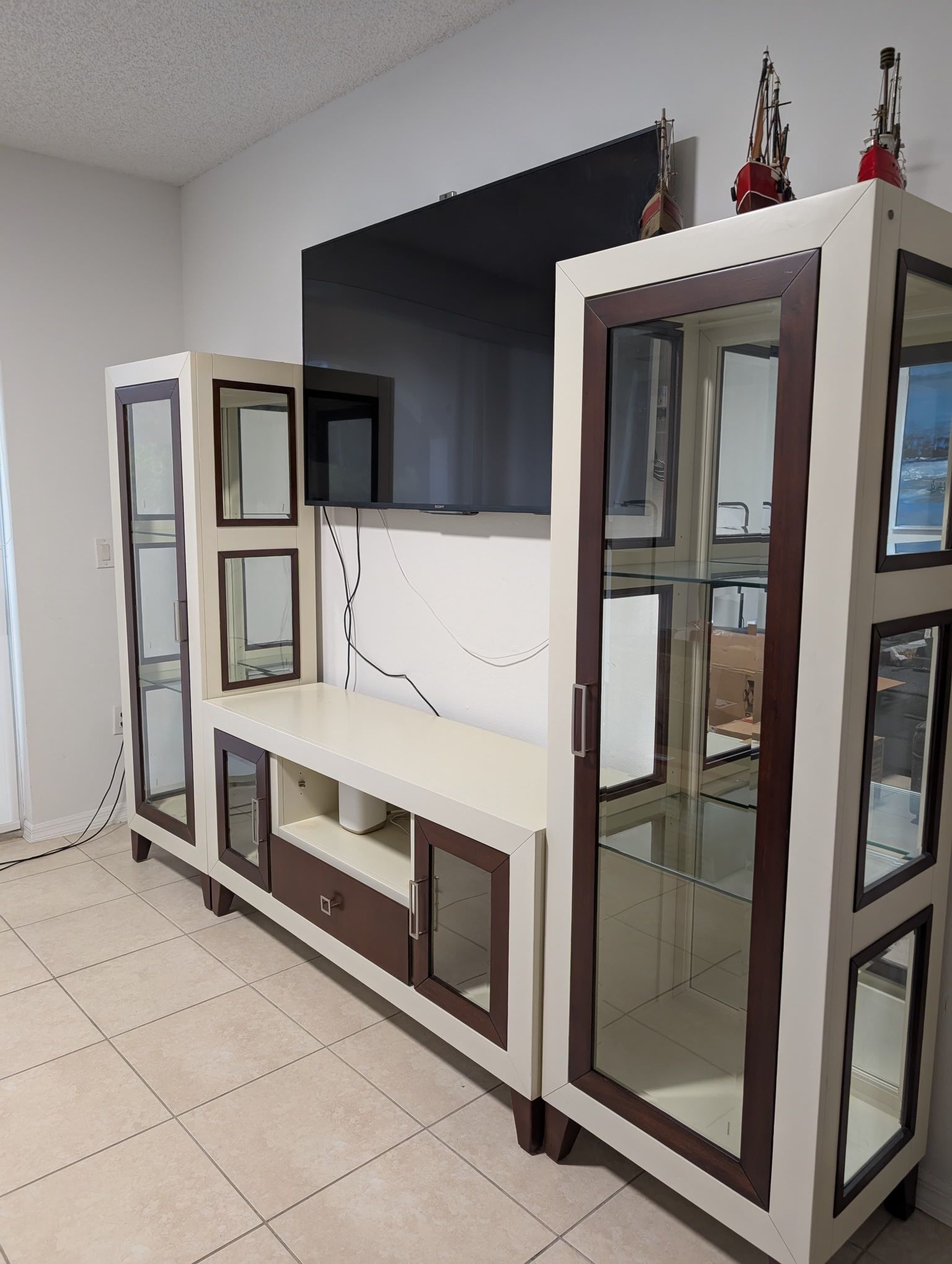 Mueble De Televisor Y Salon  - TV Furniture Set – White and Brown Sofía Vergara Set
