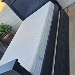 **Beatiful Wooden Twin Day bed with pull out trundle **