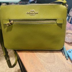 💚 Coach Olive Green Crossbody – New 💚
