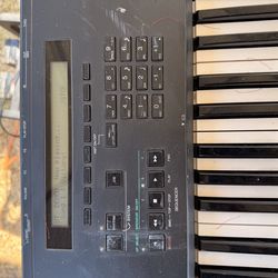 Yamaha V50 Digital Synthesizer