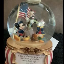 DISNEY MUSICAL SNOW GLOBE. MICKEY MOUSE 