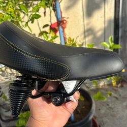 🚴‍♂️ Wide Comfort Bike Seat – Like New! Just $15 (Delivery Available!)