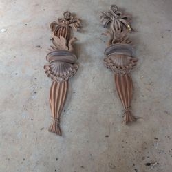 Wood Carvings Decorative Swans With Bows And Ribbons