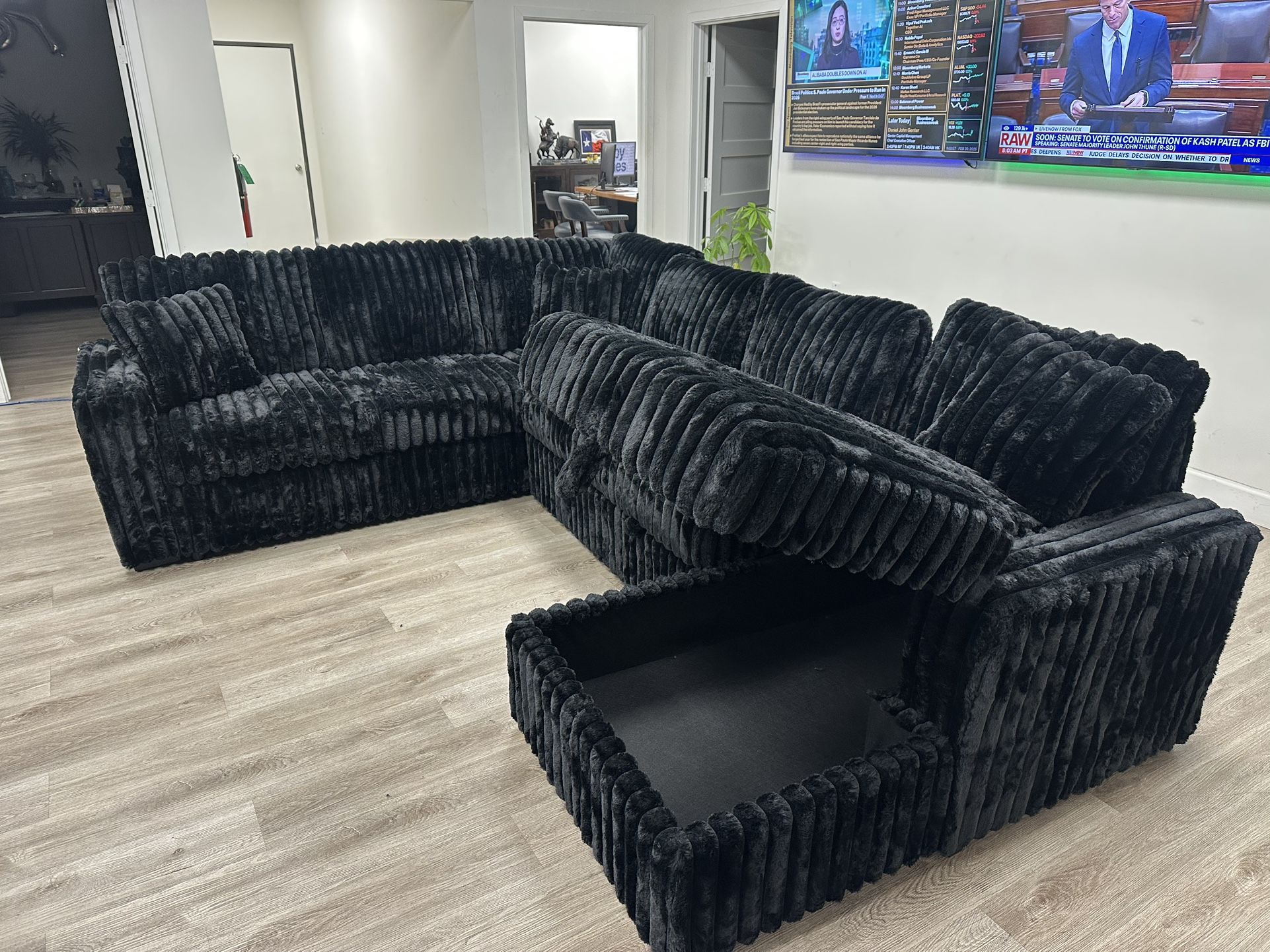 Sonic Black Sectional With Pull-Out Bed **NEW ARRIVAL**