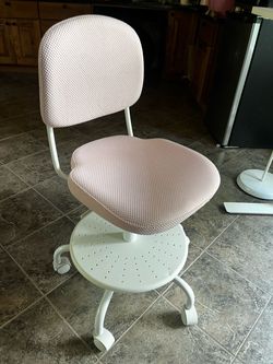 Kids Desk Chair with Footrest and Casters