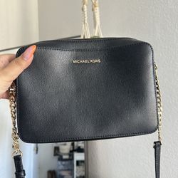 Michael Kors jet set crossbody bag