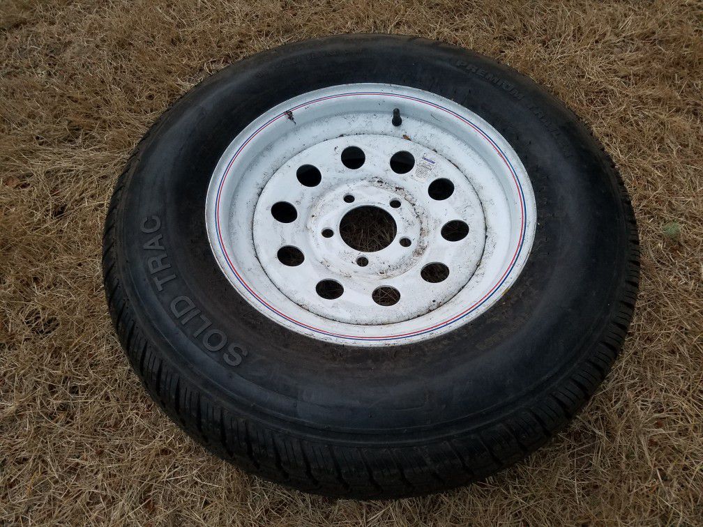 White wheel and tire for trailer 205 75 15