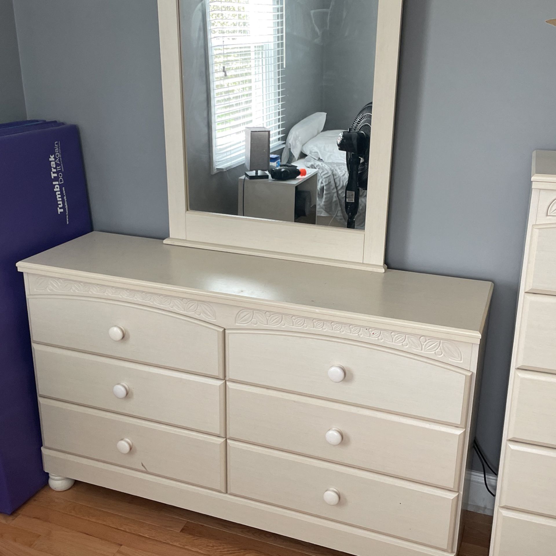 Dresser w/mirror + Chest