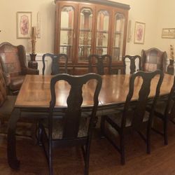 Well Kept Beautiful Dinning Table, Chairs and China Cabinet