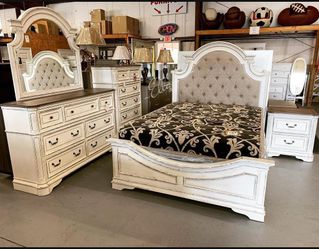 Realyn Two Tone Upholstered Panel Bedroom Set
Ashley Furniture$10 Down payment,financing and Delivery Available