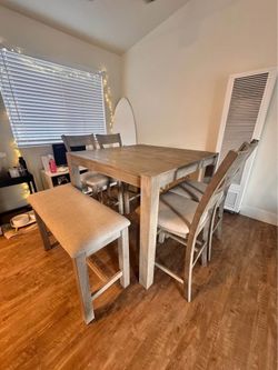 Living Spaces 6 Seat Dining Set