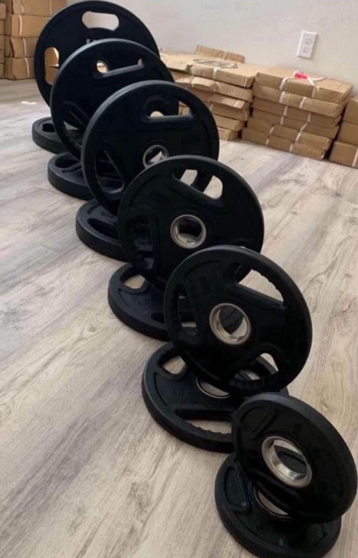 Set 245 lbs Rubber Plates BRAND NEW IN BOX 245 lbs x 380$ Or 1.8$ each POUND