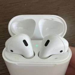 Apple AirPods 2 with Lightning Charging Case