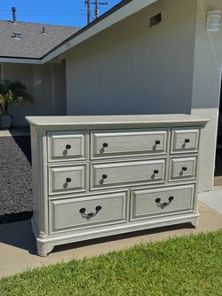 Dresser Living Spaces Kincaid 8 Drawer