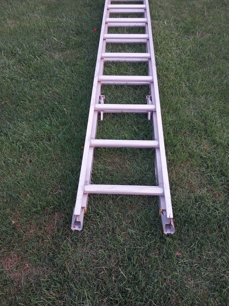 32 ft Ladder Heavy Duty ( Condition Good )