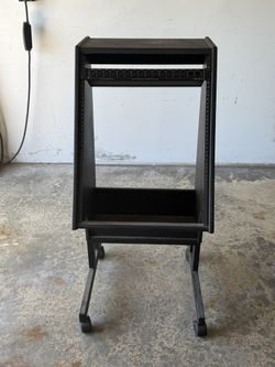 Studio Gear Rack (15 space, Angled and Rolls)