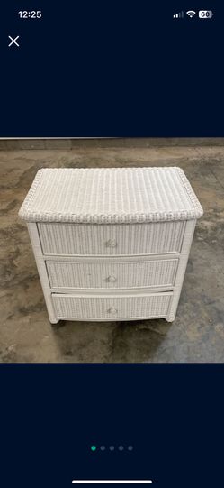 Wicker chest of drawers